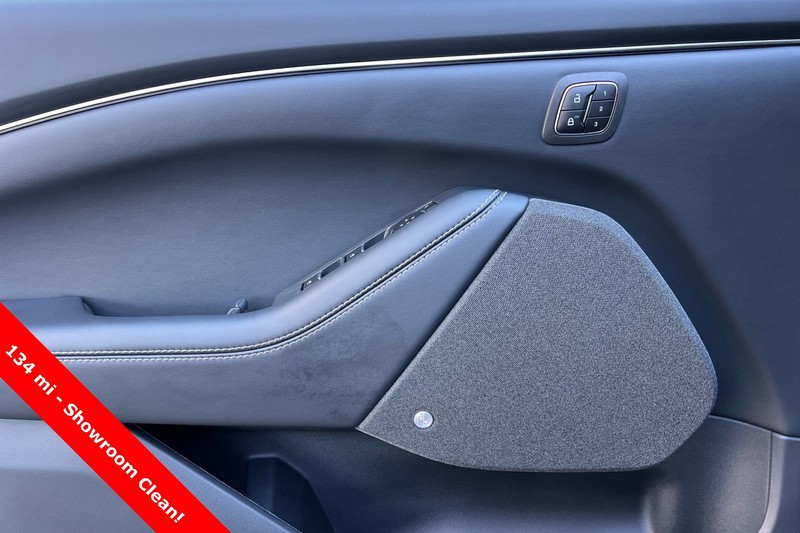 Ford Mustang Mach-E Vehicle Full-screen Gallery Image 11