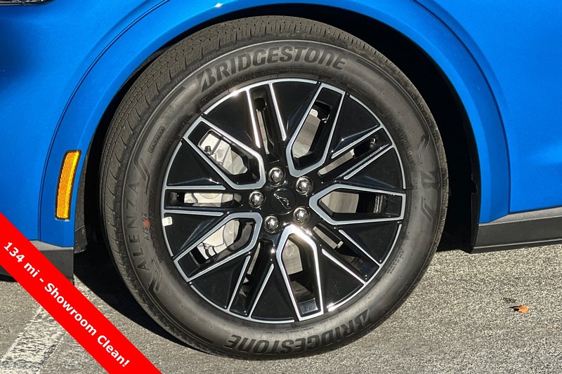 Ford Mustang Mach-E Vehicle Full-screen Gallery Image 27