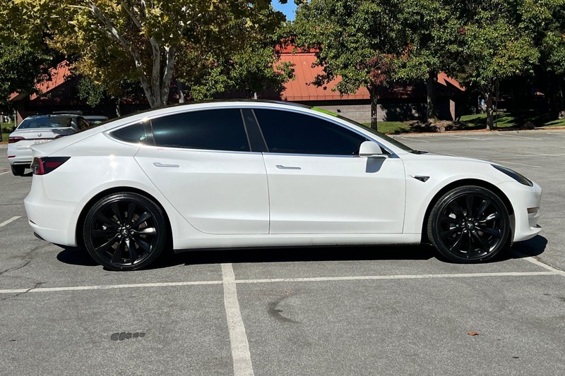 Tesla Model 3 Vehicle Full-screen Gallery Image 03