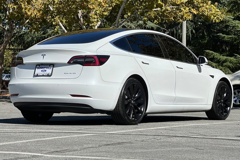 Tesla Model 3 Vehicle Full-screen Gallery Image 04