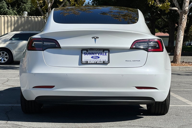 Tesla Model 3 Vehicle Full-screen Gallery Image 05