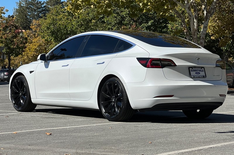 Tesla Model 3 Vehicle Full-screen Gallery Image 06