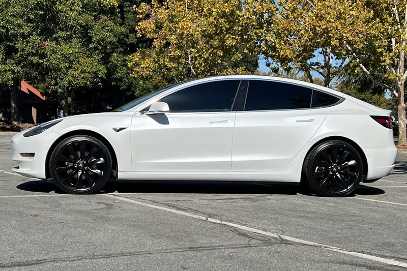 Tesla Model 3 Vehicle Full-screen Gallery Image 07