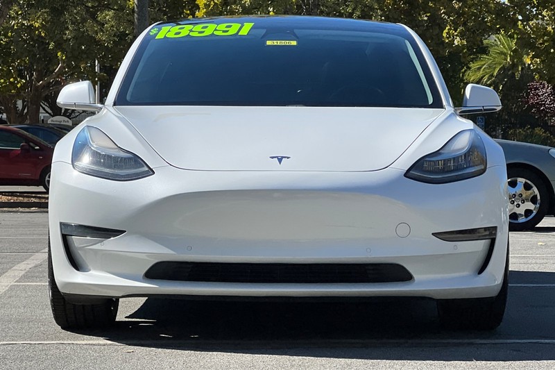Tesla Model 3 Vehicle Full-screen Gallery Image 09