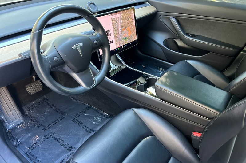 Tesla Model 3 Vehicle Full-screen Gallery Image 10