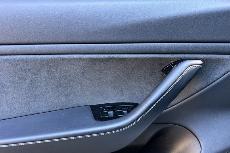 Tesla Model 3 Vehicle Full-screen Gallery Image 11