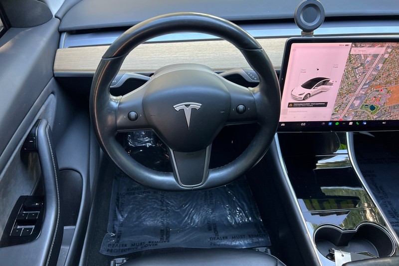 Tesla Model 3 Vehicle Full-screen Gallery Image 14