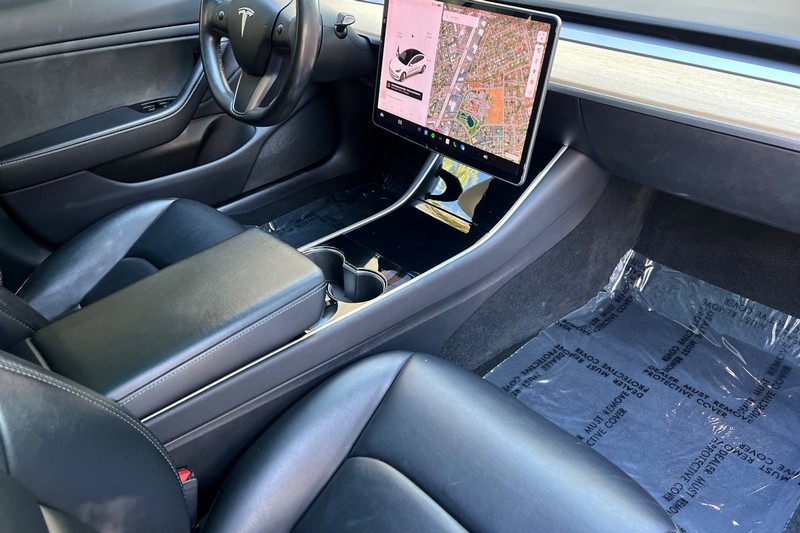 Tesla Model 3 Vehicle Full-screen Gallery Image 15