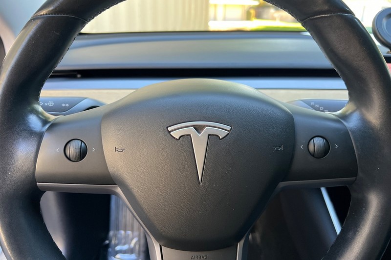 Tesla Model 3 Vehicle Full-screen Gallery Image 22