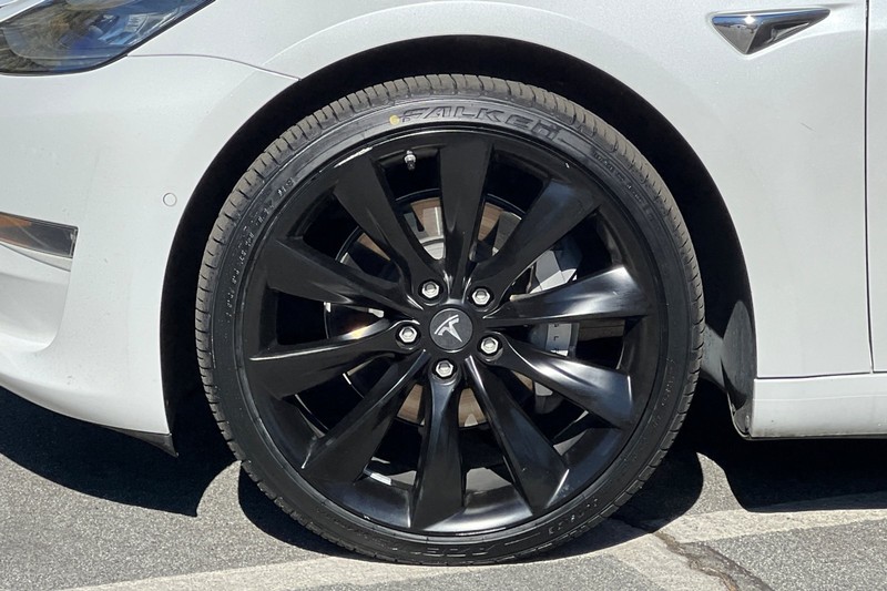 Tesla Model 3 Vehicle Full-screen Gallery Image 25