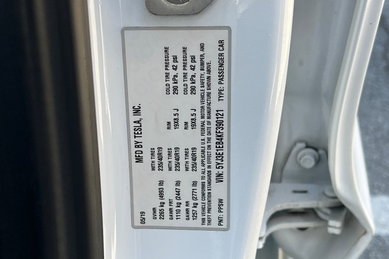 Tesla Model 3 Vehicle Full-screen Gallery Image 28