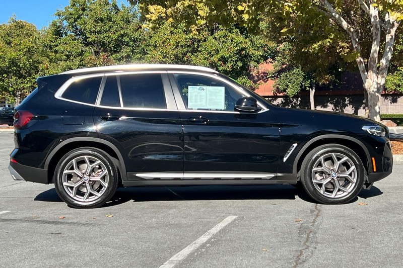 BMW X3 Vehicle Full-screen Gallery Image 03