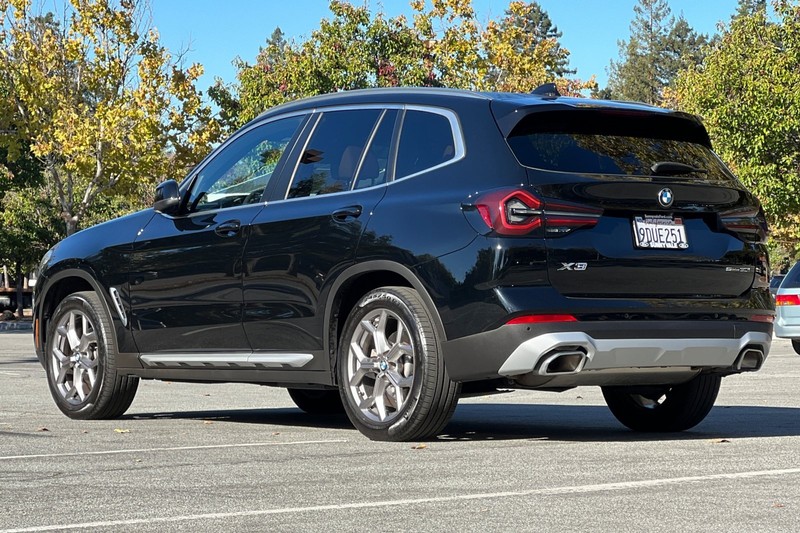 BMW X3 Vehicle Full-screen Gallery Image 06