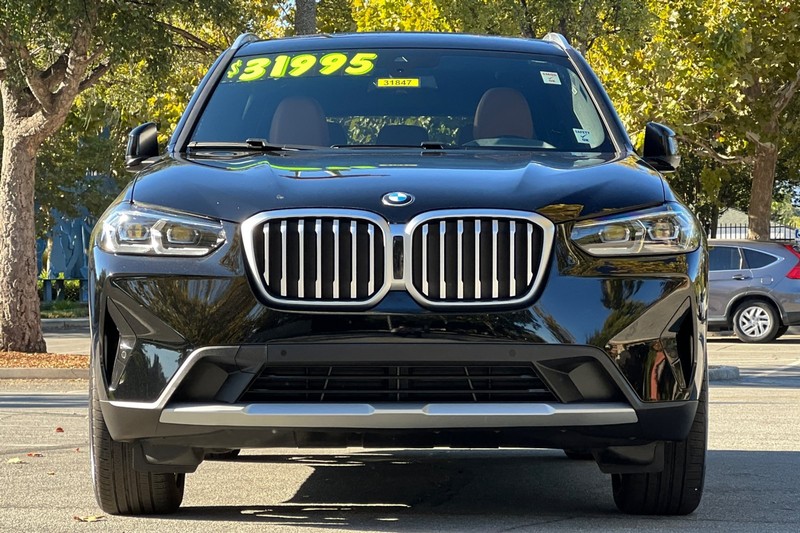 BMW X3 Vehicle Full-screen Gallery Image 09