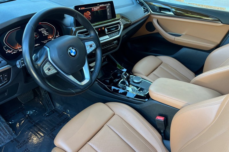 BMW X3 Vehicle Full-screen Gallery Image 10