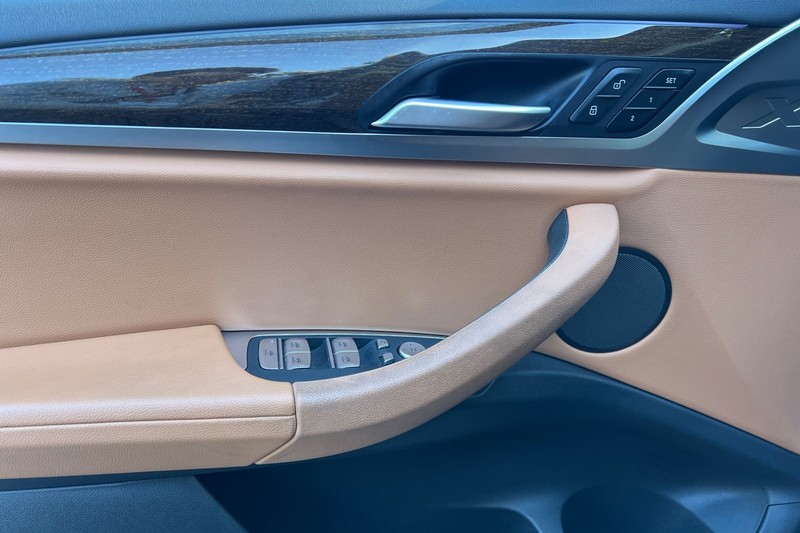 BMW X3 Vehicle Full-screen Gallery Image 11