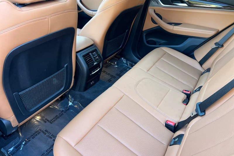 BMW X3 Vehicle Full-screen Gallery Image 12