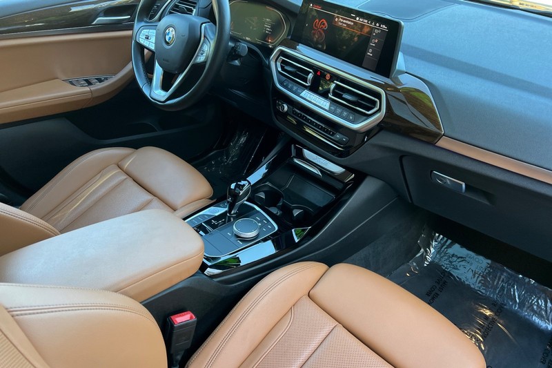 BMW X3 Vehicle Full-screen Gallery Image 16