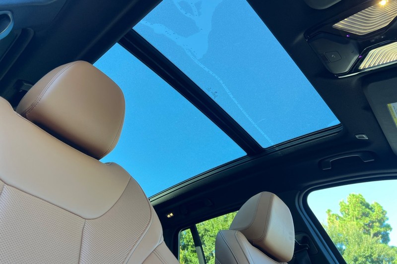 BMW X3 Vehicle Full-screen Gallery Image 17