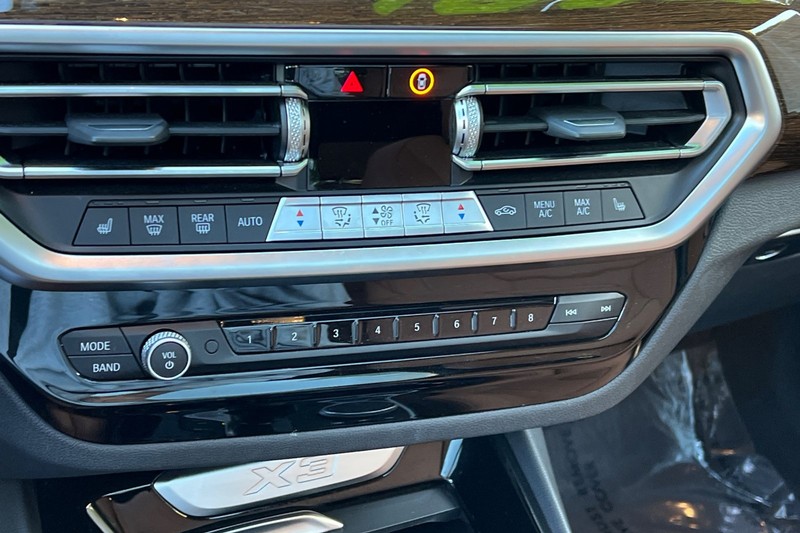 BMW X3 Vehicle Full-screen Gallery Image 21