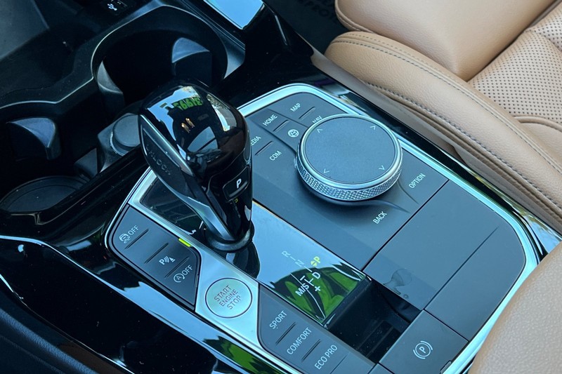 BMW X3 Vehicle Full-screen Gallery Image 22