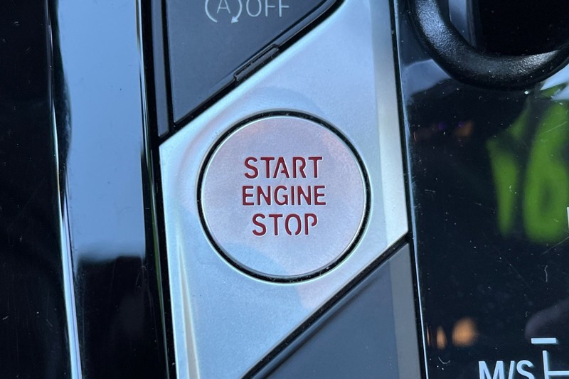 BMW X3 Vehicle Full-screen Gallery Image 23