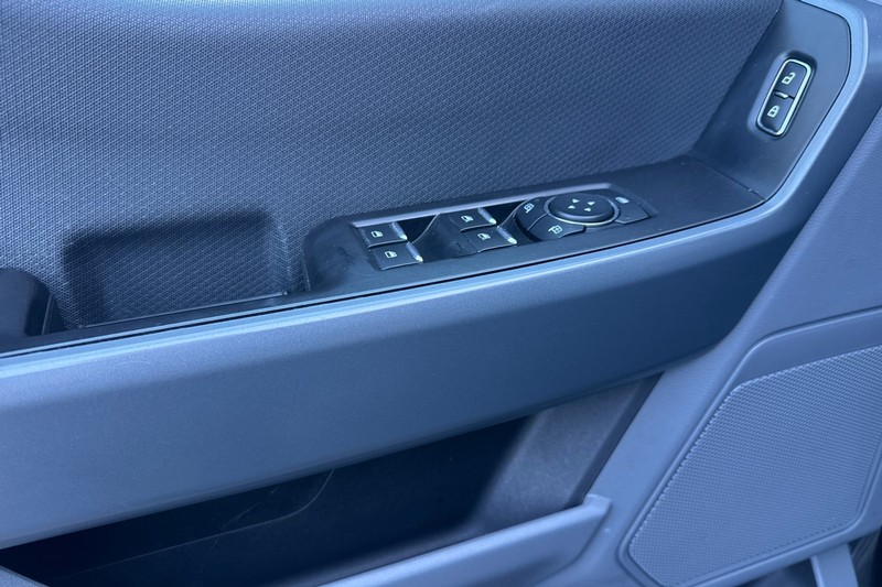 Ford F-150 Vehicle Full-screen Gallery Image 12