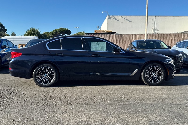 BMW 5 Series Vehicle Full-screen Gallery Image 03