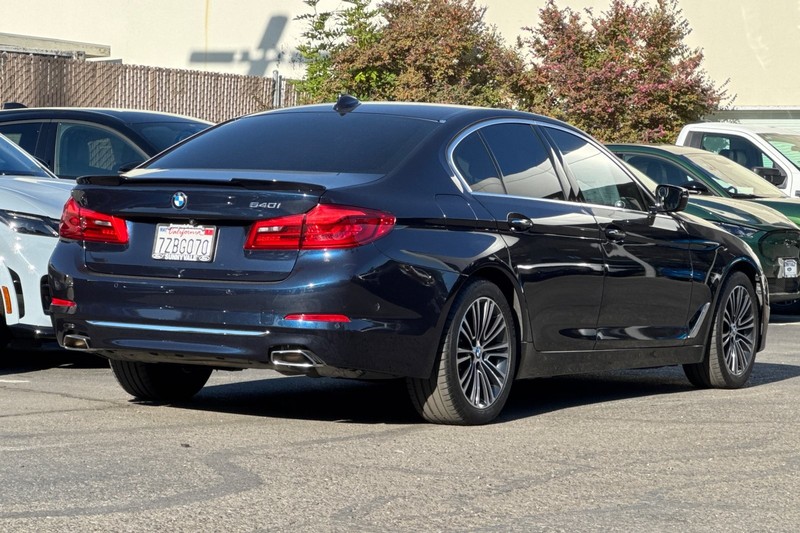 BMW 5 Series Vehicle Full-screen Gallery Image 04