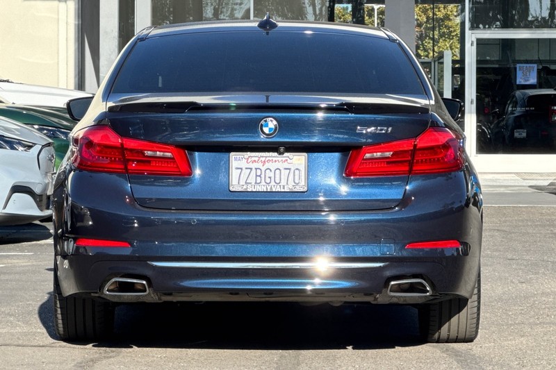 BMW 5 Series Vehicle Full-screen Gallery Image 05