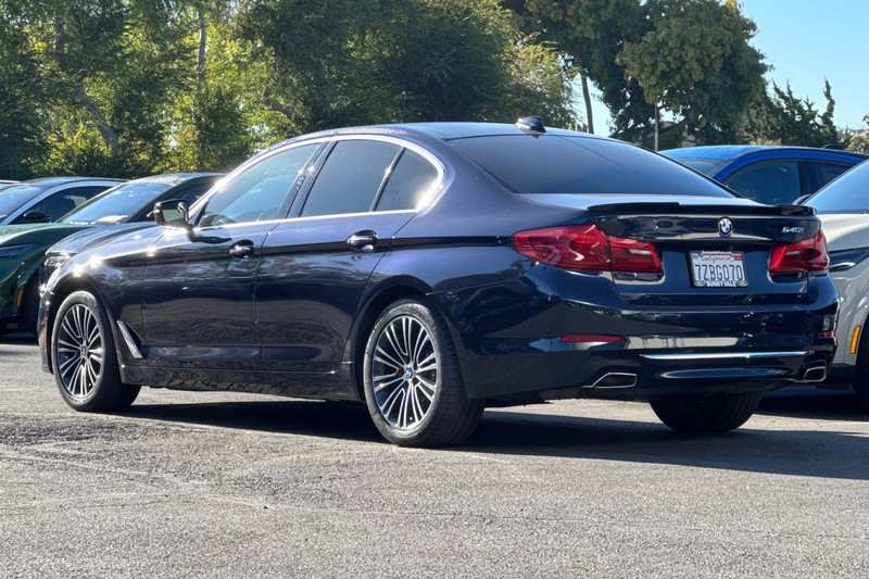 BMW 5 Series Vehicle Full-screen Gallery Image 06