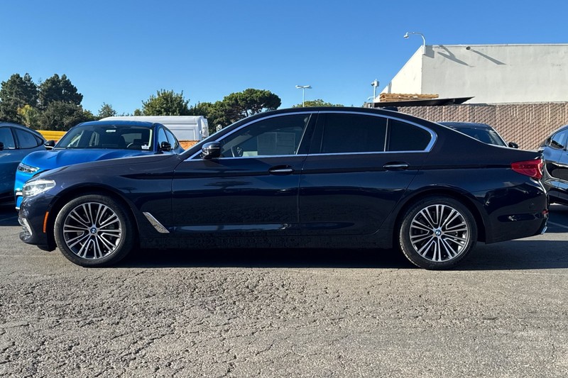 BMW 5 Series Vehicle Full-screen Gallery Image 08