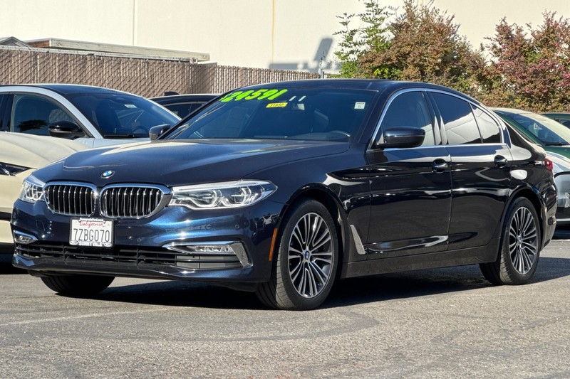 BMW 5 Series Vehicle Full-screen Gallery Image 09