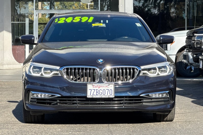 BMW 5 Series Vehicle Full-screen Gallery Image 10