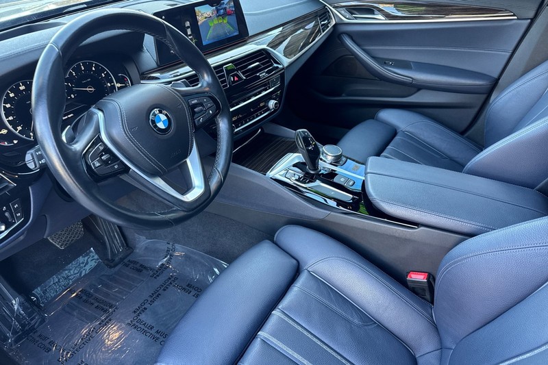 BMW 5 Series Vehicle Full-screen Gallery Image 11