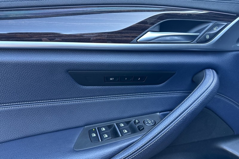 BMW 5 Series Vehicle Full-screen Gallery Image 12