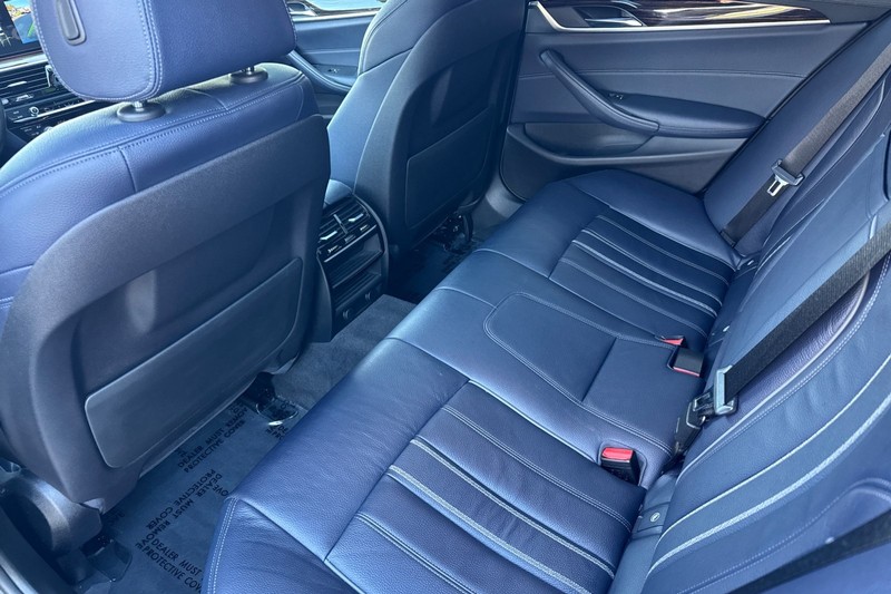 BMW 5 Series Vehicle Full-screen Gallery Image 13