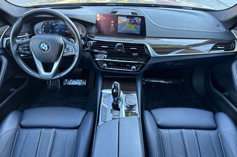BMW 5 Series Vehicle Full-screen Gallery Image 14