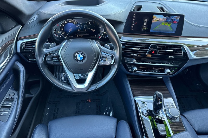 BMW 5 Series Vehicle Full-screen Gallery Image 15