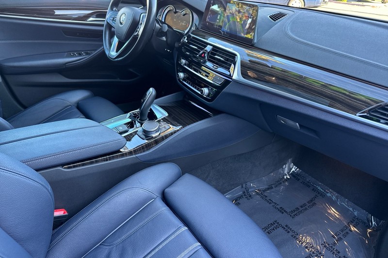 BMW 5 Series Vehicle Full-screen Gallery Image 16