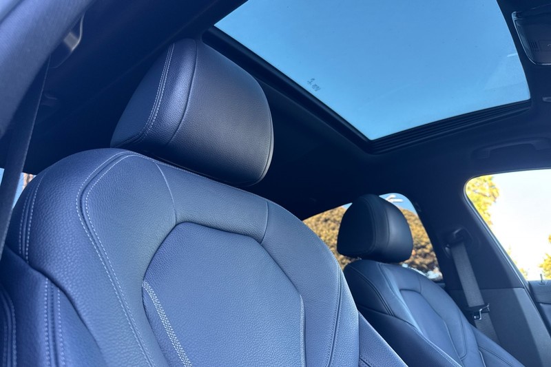 BMW 5 Series Vehicle Full-screen Gallery Image 17