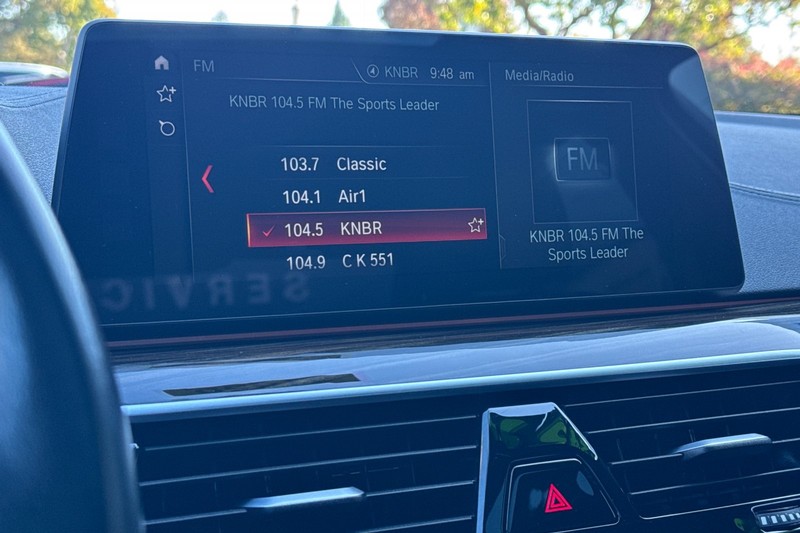 BMW 5 Series Vehicle Full-screen Gallery Image 18