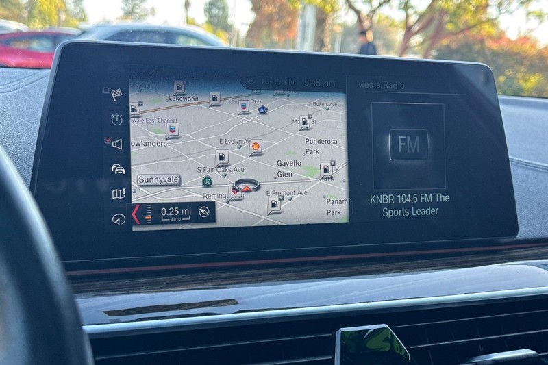 BMW 5 Series Vehicle Full-screen Gallery Image 19