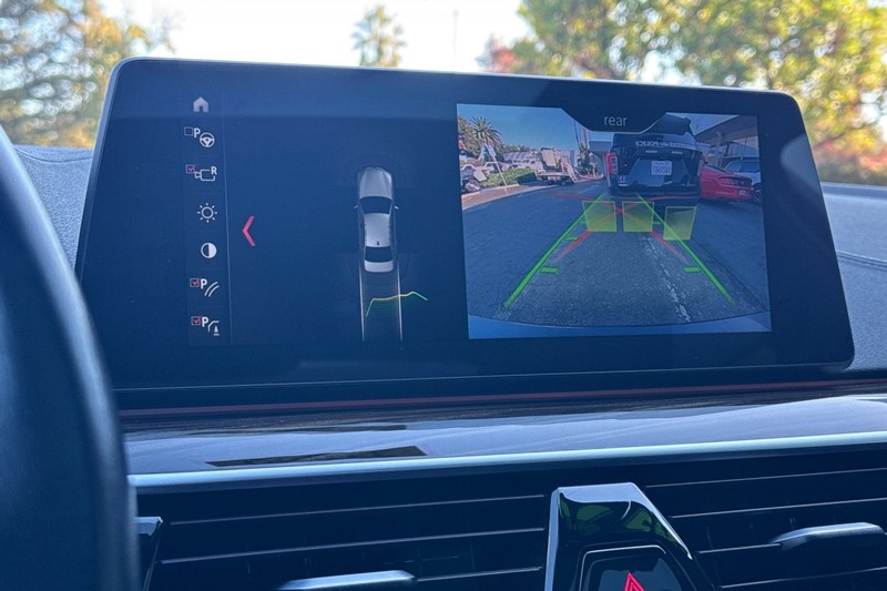 BMW 5 Series Vehicle Full-screen Gallery Image 20