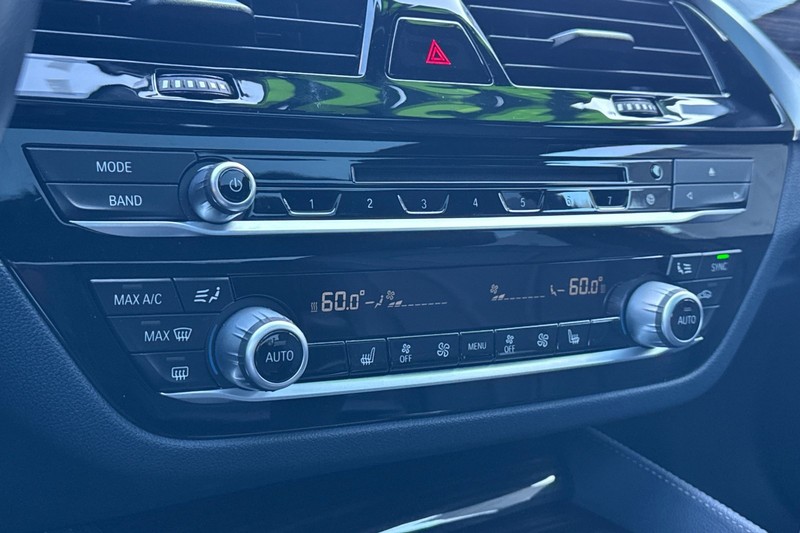 BMW 5 Series Vehicle Full-screen Gallery Image 21