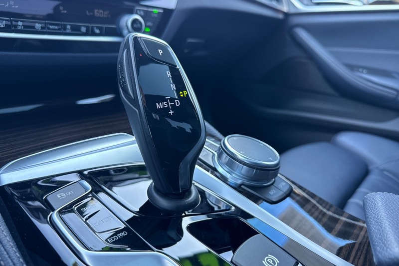 BMW 5 Series Vehicle Full-screen Gallery Image 22