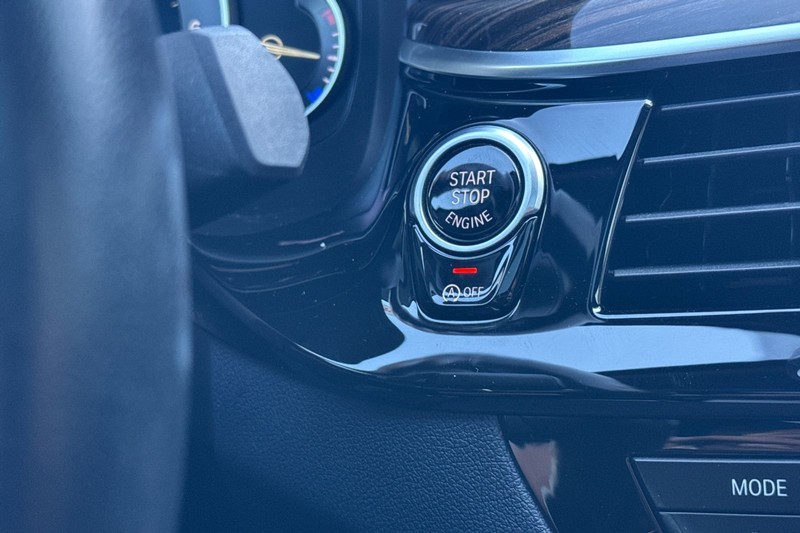 BMW 5 Series Vehicle Full-screen Gallery Image 23