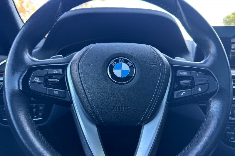 BMW 5 Series Vehicle Full-screen Gallery Image 24