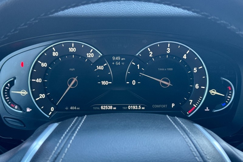 BMW 5 Series Vehicle Full-screen Gallery Image 25