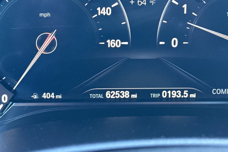 BMW 5 Series Vehicle Full-screen Gallery Image 26